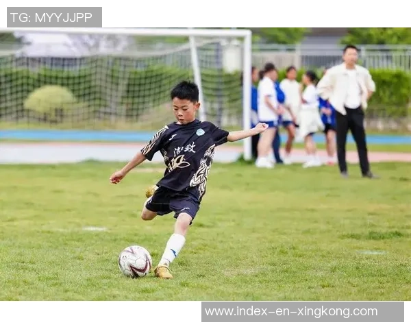 小学生足球热身活动的有效方法与趣味训练技巧分享